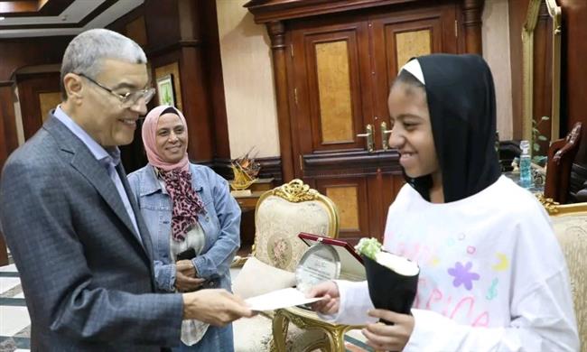 محافظ المنيا يوزع العيديات والهدايا على أطفال مؤسسات دور الرعاية