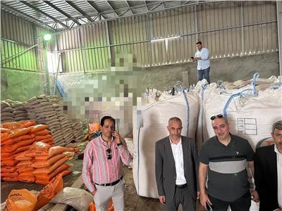 البحيرة ..ضبط 42 طن أسمدة زراعية مدعمة بحوش عيسى داخل أحد المخازن