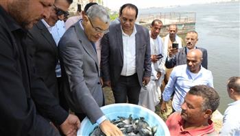   محافظ المنيا يشارك فى إلقاء مليوني زريعة سمك بنهر النيل