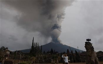   إغلاق سبعة مطارات في إندونيسيا بسبب الرماد البركاني المتصاعد من جبل روانج