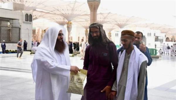 "الشؤون الدينية" بـ المسجد النبوي تستقبل طلائع حجاج بيت الله الحرام بالهدايا