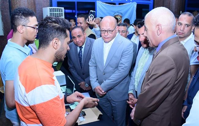 وزير الرياضة يشيد بأعمال طلاب جامعة سوهاج الإبداعية و الفنية خلال افتتاحه معرض الابتكارات