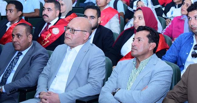 وزير الرياضة ورئيس جامعة سوهاج يشهدا ندوة توعوية بعنوان "أسرة مستقرة = مجتمع آمن" 