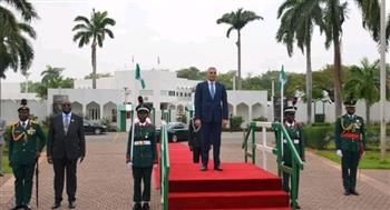   سفير مصر بأبوجا يقدم أوراق اعتماده للرئيس النيجيري