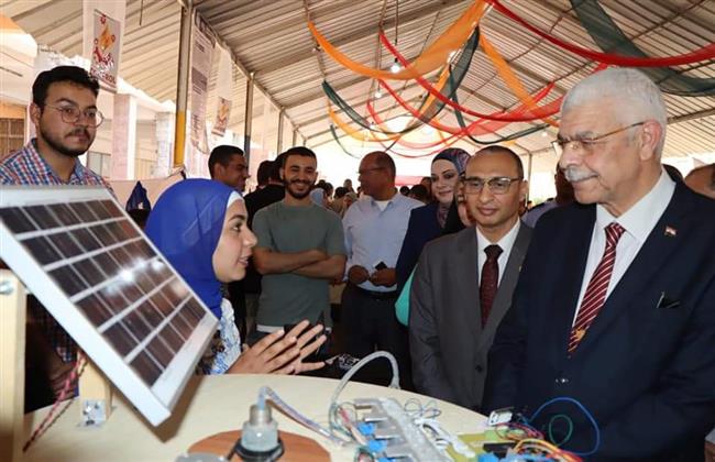 رئيس جامعة المنوفية يتفقد 38 مشروعًا بالمعرض الهندسي
