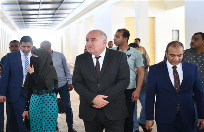 محافظ قنا يتفقد إنشاءات السوق الحضارية بمجمع المواقف 