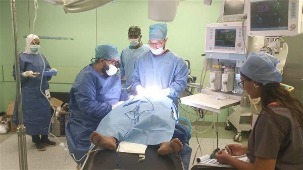قسم جراحة التجميل بمستشفيات جامعة أسوان يُجري 13 عملية جراحية مجانية