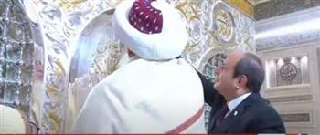  السيسي وسلطان البهرة يضعان نقاط "بسم الله الرحمن الرحيم" على ضريح السيدة زينب