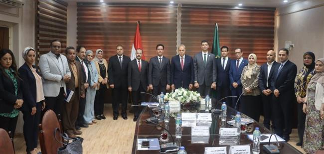 محافظ القليوبية ورئيس جامعة بنها يشهدان تسلم دليل تنفيذ الهوية البصرية للمحافظة 