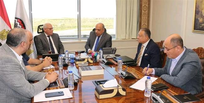 وزير قطاع الأعمال و محافظ بورسعيد يبحثان تعزيز التعاون 