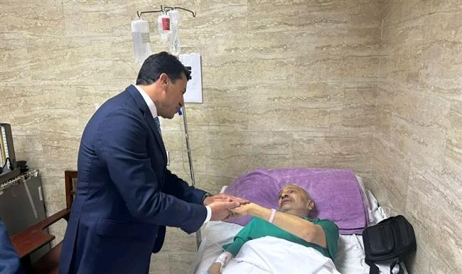 وزير الرياضة يزور "حمامة" لاعب منتخب مصر فى المستشفى                                           