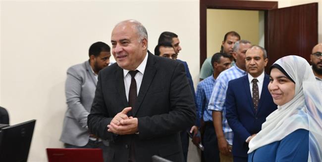 " الداودي" يتفقد تدريب مشروع حيينا بالمكتبة العامة بقنا