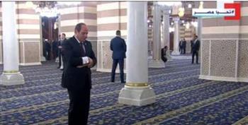   الرئيس السيسي يصلي ركعتين تحية المسجد فور وصوله لافتتاح «السيدة زينب»