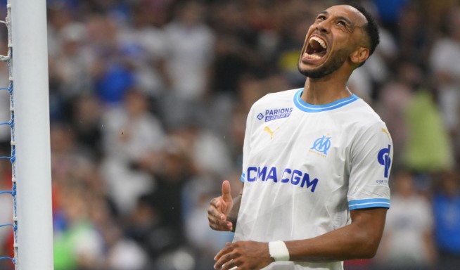 الدوري الفرنسي .. أوباميانج يحصد جائزة "مارك فيفيان فوي" مع مارسيليا