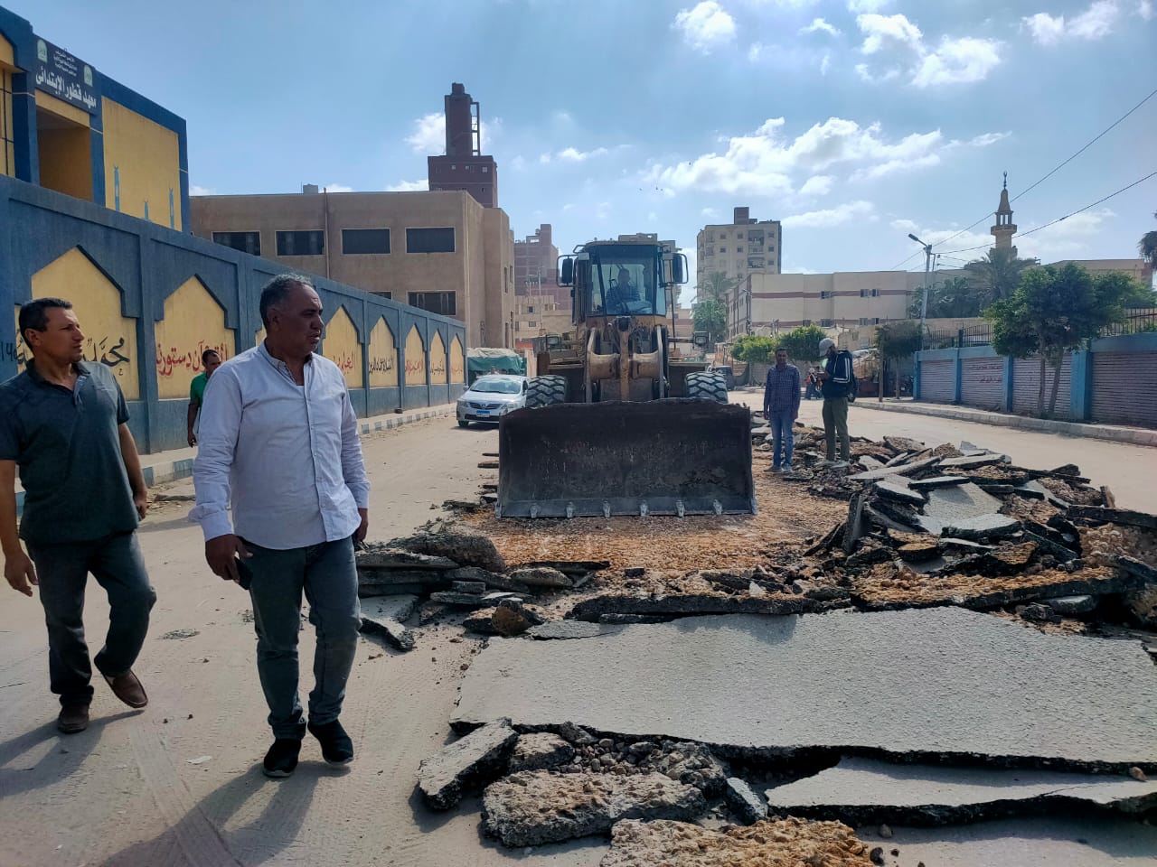 الغربية .. إزالة طبقة الأسفلت المتهالكة تمهيدًا لرصف طريق المدارس بـ قطور