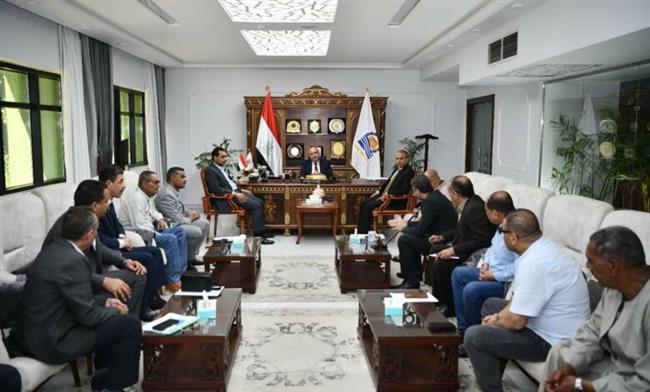 محافظ قنا يناقش فرص إنشاء مصنع سمادي كيمياوي على مساحة 30 ألف متر مربع