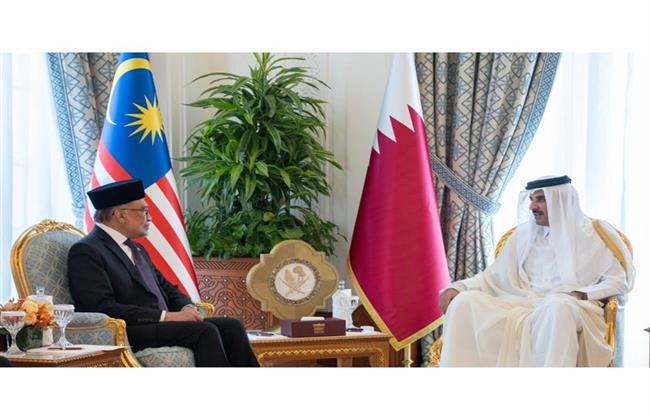 أمير قطر ورئيس وزراء ماليزيا يبحثان تطورات الأوضاع في قطاع غزة
