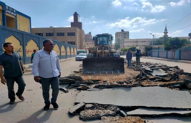 الغربية .. إزالة طبقة الأسفلت المتهالكة تمهيدًا لرصف طريق المدارس بـ قطور