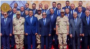   الرئيس السيسي يتوسط صورة تذكارية عقب افتتاح المرحلة الأولى لـ"مستقبل مصر"