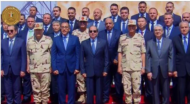 الرئيس السيسي يتوسط صورة تذكارية عقب افتتاح المرحلة الأولى لـ"مستقبل مصر"