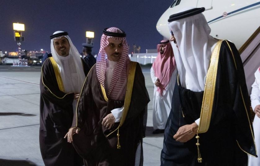 وزير الخارجية السعودي يصل البحرين للمشاركة في القمة العربية