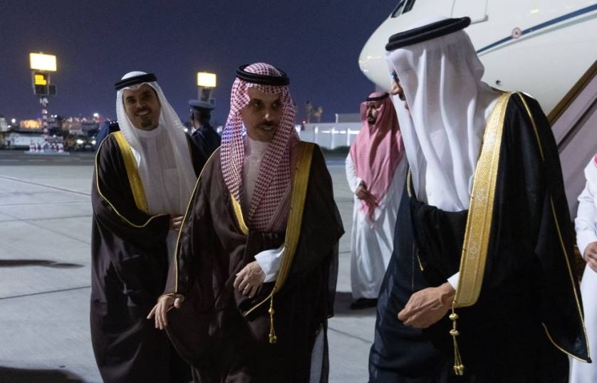 وزير الخارجية السعودي يصل البحرين للمشاركة في القمة العربية
