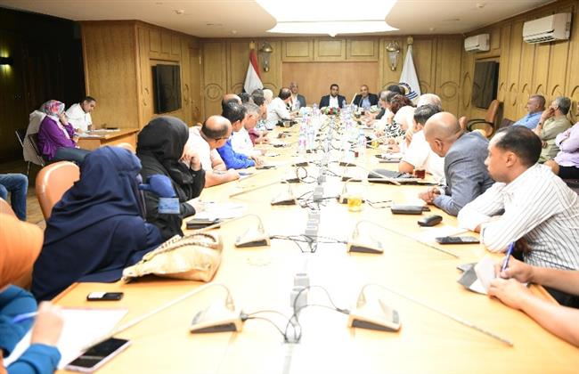 نائب محافظ قنا يتابع تقديم طلبات التصالح على مخالفات البناء بالمراكز