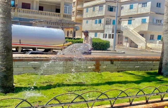 إستمرار إنشاء مشايات وتكثيف المساحات الخضراء على جانبي الطريق بمصيف بلطيم