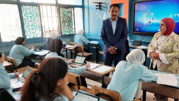 طلاب الصف الثانى الثانوى بالجيزة يؤدون اليوم امتحانى الكيمياء والفلسفة
