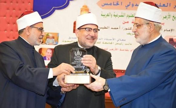 درع كلية الدراسات الإسلامية والعربية لـ وزير الأوقاف