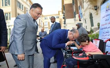   محافظ القاهرة يوزع 13 كرسي كهربائي متحرك على عدد من ذوي الهمم