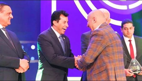 تكريم محسن منصور من وزير الشباب والرياضة في حفل ختام مراكز شباب مصر