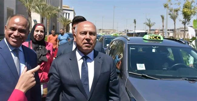وزير النقل يشهد تشغيل السيارات الكهربائية بـ العاصمة الإدارية