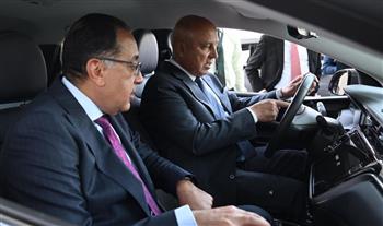  رئيس الوزراء يتفقد سيارات "تاكسي العاصمة" أمام مقر المجلس بالعاصمة الإدارية 