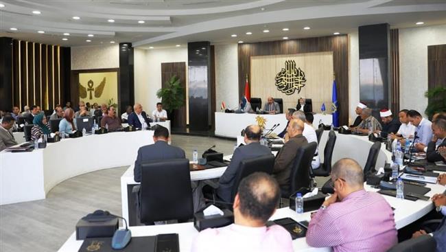 محافظ أسوان : تطبيق أسلوب تطابق الكردون مع الحيز العمراني تباعًا بالمدن