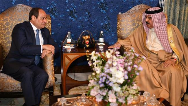الرئيس السيسي يلتقي عاهل البحرين على هامش أعمال الدورة الـ33 للقمة العربية