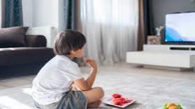 دراسة: تكشف "مفاجأة" : الشاشات تشتت انتباه الأطفال عن الشعور بالشبع 