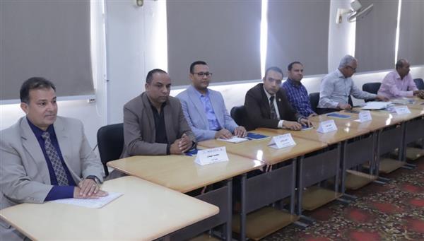 "عكاوي" يناقش إنشاء مركز للتعليم الطبي والتدريب والخدمات الصحية بجنوب الوادي
