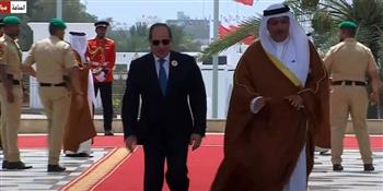   الرئيس السيسي يصل مقر انعقاد القمة العربية بالبحرين 