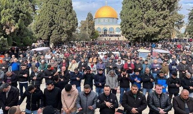آلاف الفلسطينيين يؤدون صلاة الجمعة في رحاب المسجد الأقصى