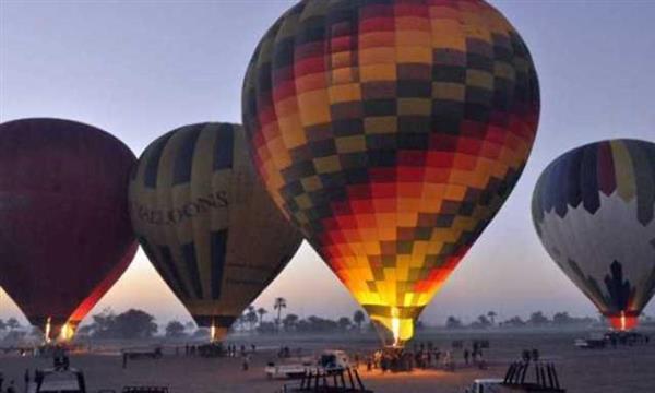 عودة رحلات البالون الطائر بالأقصر بعد توقفها لسوء الأحوال الجوية