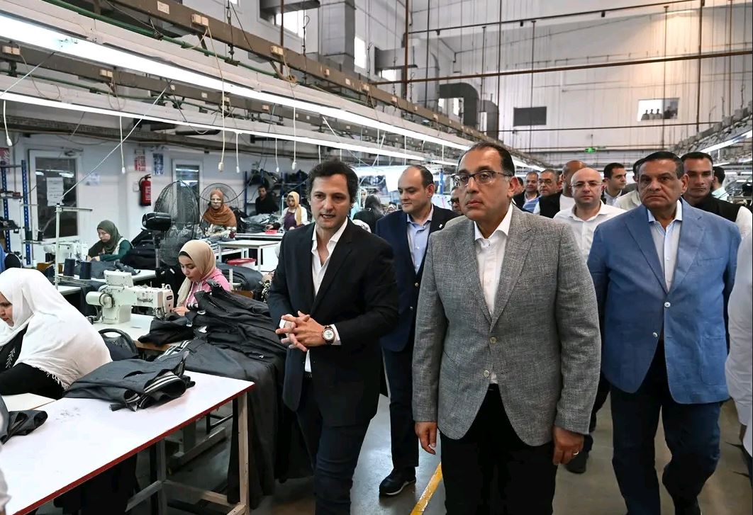 خلال زيارته لـ بني سويف .. رئيس الوزراء يتفقد مصنع "إيميسا دينيم" للملابس الجاهزة