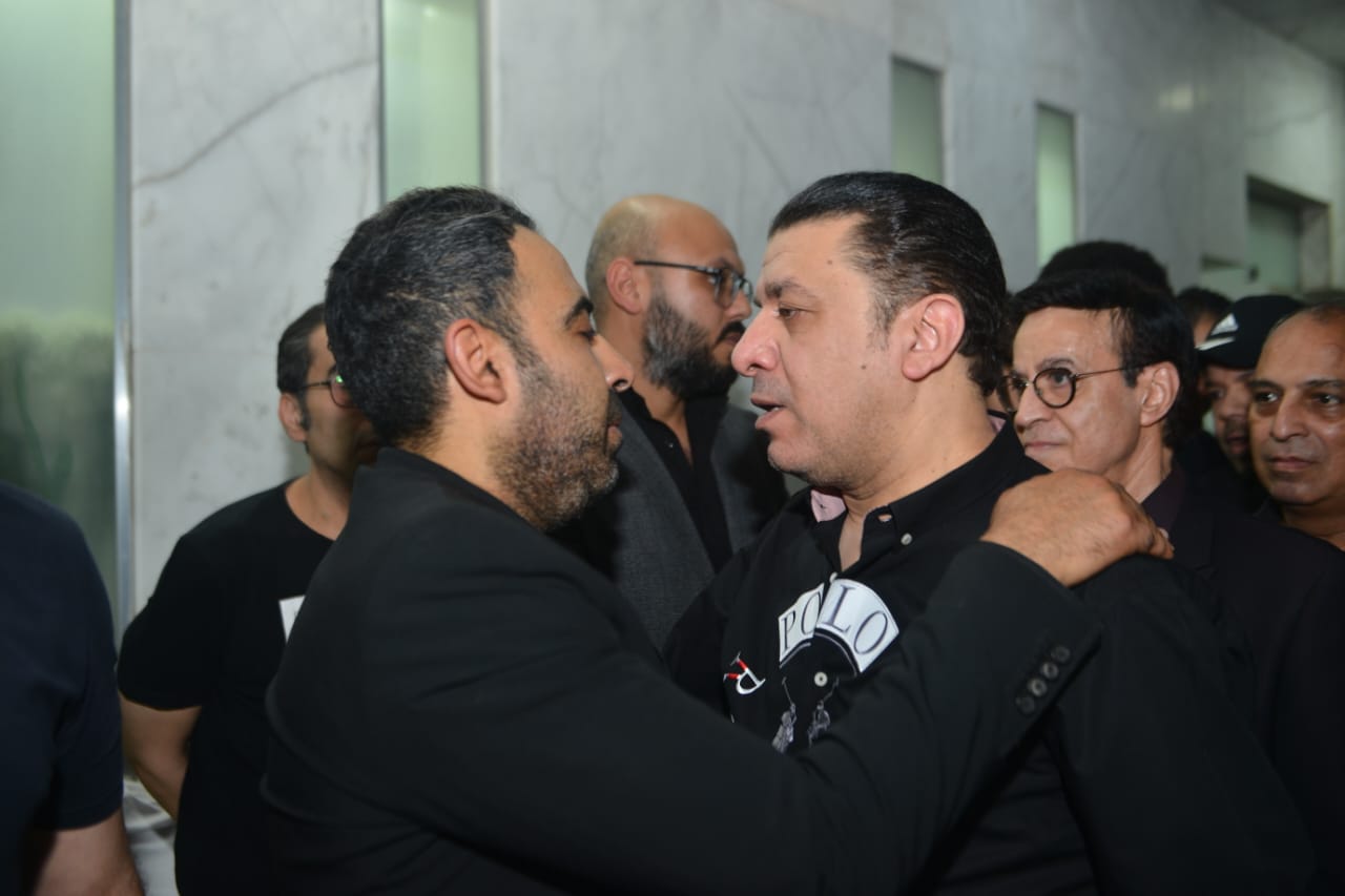 مصطفى كامل وحلمي عبدالباقي يقدمون واجب العزاء في زوجة أحمد عدوية