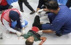   وصول شهيدين إلى مستشفى الكويت بعد استهداف منزل وسط رفح الفلسطينية