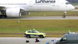  رويترز: إغلاق مطار ميونيخ بسبب اقتحامه من نشطاء المناخ