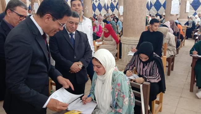 رئيس جامعة بنها يتفقد الامتحانات بكليتي الحقوق و العلاج الطبيعي