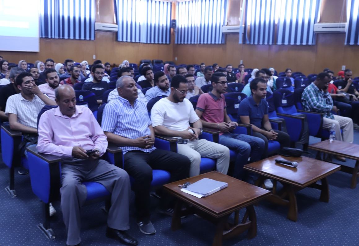 "عكاوي" يلتقي أطباء الامتياز بـ كلية طب الفم والأسنان بـ جامعة جنوب الوادي