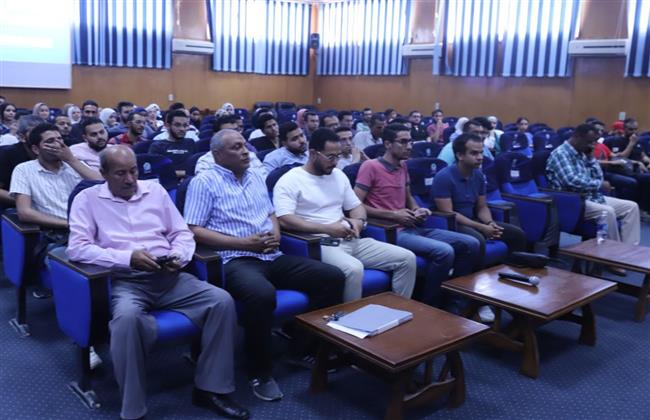 "عكاوي" يلتقي أطباء الامتياز بـ كلية طب الفم والأسنان بـ جامعة جنوب الوادي