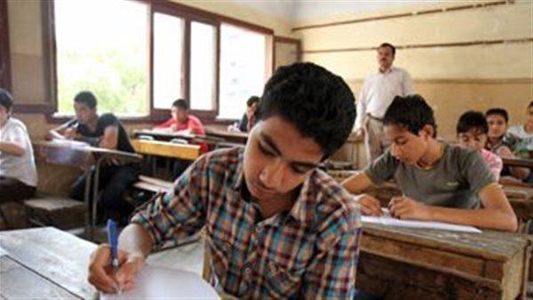 طلاب الشهادة الإعدادية في القاهرة يؤدون امتحاني الإنجليزي والكمبيوتر اليوم