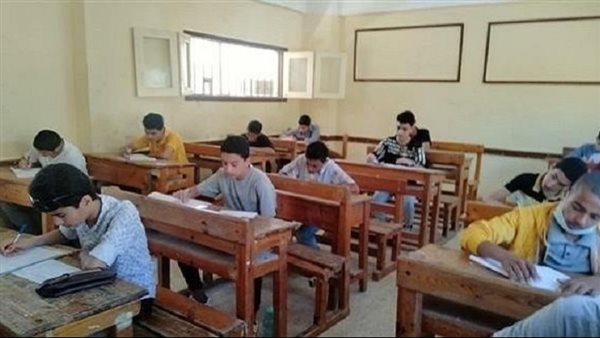 طلاب الشهادة الإعدادية يؤدون اليوم امتحانات الجبر والكمبيوتر في الجيزة